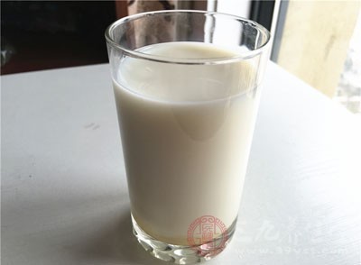 牛奶中几乎含所有已知的维生素，以维生素A、维生素D、维生素B1、维生素B2、维生素B6