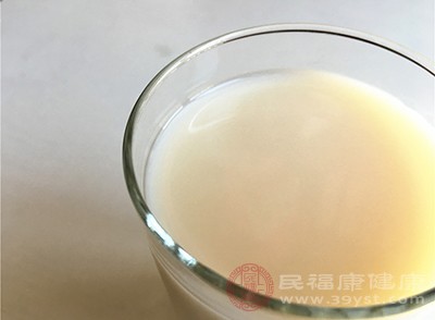 牛奶中的乳清对面部皱纹有消除作用，可使皮肤保持光滑滋润