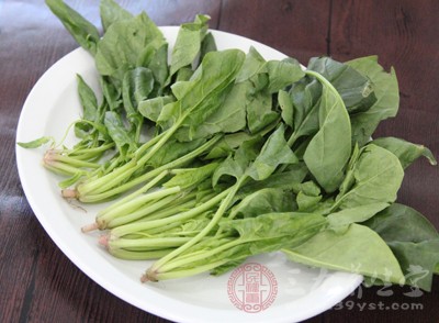 同时，食用绿色蔬菜，例如，菠菜