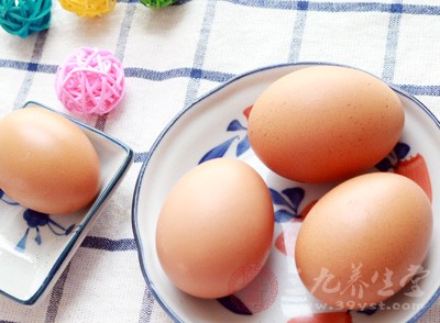 在经期一定不要喝冰水，可以多吃一些新鲜的蔬菜，多摄取一些蛋白质