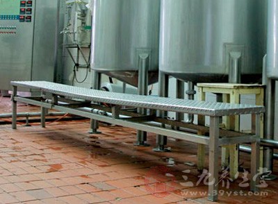 湖南一企业车间有大量虫卵 生产多品牌奶粉 -