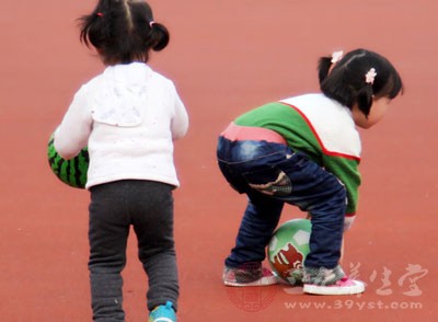 为孩子的交友创造条件 不仅应允许孩子走下高楼、走出家门，也应允许孩子把小朋友请进家门