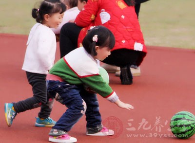 游戏疗法是一种心理治疗方式。在自闭症患者无法使用语言表达及理解事物的情况下，病童可以参与游戏以取代语言，运用肢体表达心理状况，以游戏作为有效的沟通方法