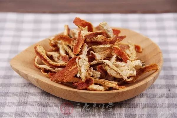 将陈皮粉碎浸泡于95%乙醇后提取,分别制成25%陈皮酊和25%陈皮软膏