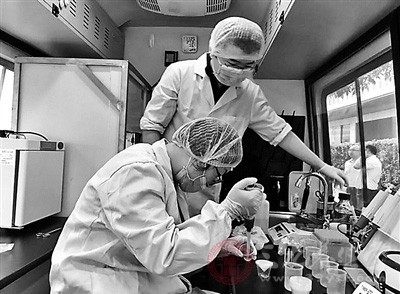 当工作人员接到外卖后,首先对外卖进行了登记和标注,接着就开始针对牛肉进行瘦肉精的检测 当工作人员接到外卖后,首先对外卖进行了登记和标注,接着就开始针对牛肉进行瘦肉精的检测