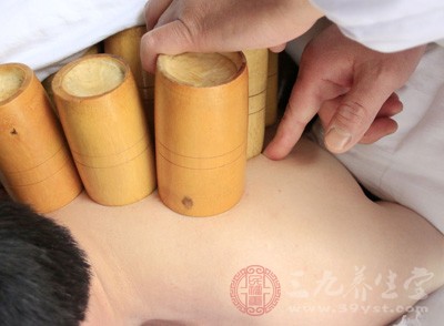 老人在家用酒精拔火罐减缓腿疼 操作掉慎被烧伤