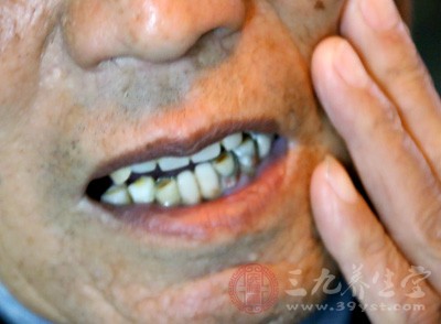 患有高血压、心脏病并发症的老人