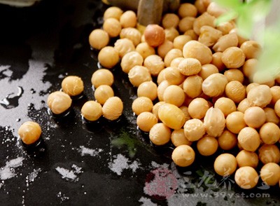 头发油是什么原因 爱吃这物小心变大油头(2)