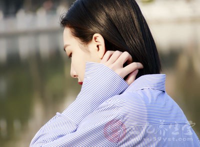腋窝疼是怎么回事 女性腋窝疼可能是乳腺疾病