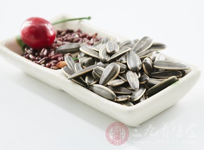 还可以吃些葵花籽、南瓜籽和芝麻这些含有必需脂肪酸和纤维的食物 还可以吃些葵花籽、南瓜籽和芝麻这些含有必需脂肪酸和纤维的食物