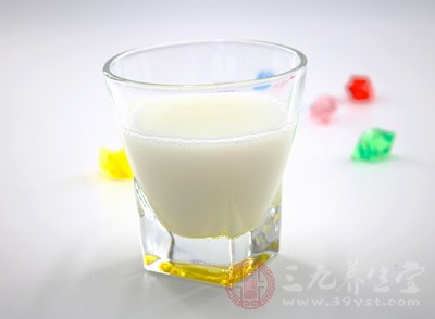 在摄取牛奶和酸奶等富含钙质食物的同时,千万不要忘记补充镁 在摄取牛奶和酸奶等富含钙质食物的同时,千万不要忘记补充镁