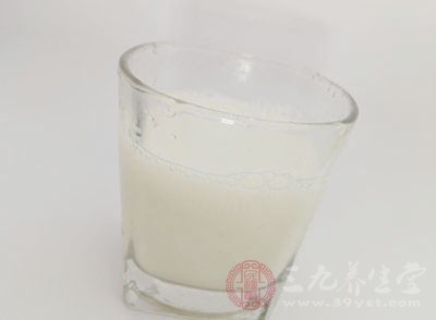 她的早餐里边不只有吐司面包,也有新鲜生果和牛奶 她的早餐里边不只有吐司面包,也有新鲜生果和牛奶