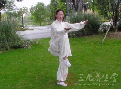 重視體育鍛煉，如習(xí)練太極拳、八段錦、五禽戲、易筋經(jīng)，或自編的健身操等