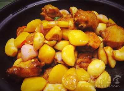 吃剩饭剩菜前,一定要用高温加热杀菌,以保证健康 图片