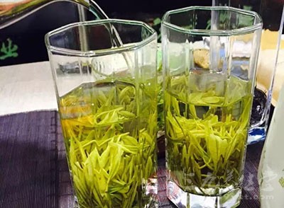 茶能帮助“清火”，必然也能起到一定改善便秘的作用。其实便秘者并不适宜多喝茶