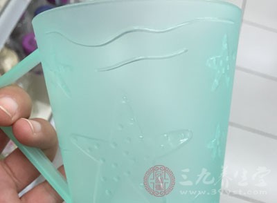 忌吃水果不漱口：有些水果含有多種發(fā)酵糖類物質(zhì)，對(duì)牙齒有較強(qiáng)的腐蝕性，食用后若不漱口，口腔中的水果殘?jiān)自斐升x齒