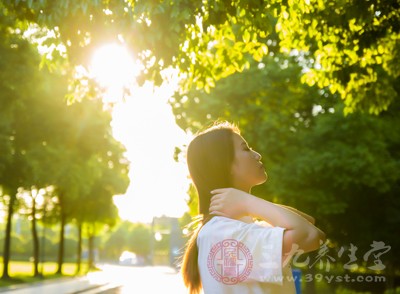 阳光中的紫外线让黑色素细胞更活跃