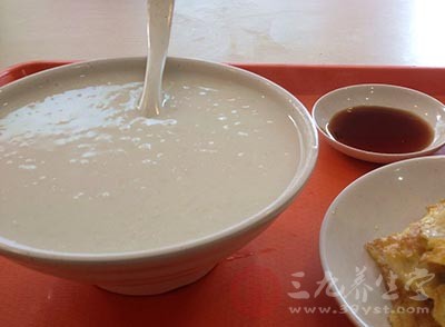 豆?jié){大米粥：豆?jié){2碗，大米50克，白糖適量。將大米淘洗凈，以豆?jié){煮米作粥，熟后加糖調(diào)服。每日早空腹服食。具有調(diào)和脾胃，清熱潤燥作用。適用于人工流產(chǎn)后體虛的調(diào)養(yǎng)