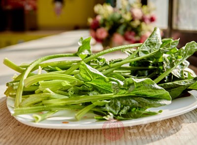 菠菜能够促进胃部以及胰腺的分泌物质的分泌，能够增加食欲，有利于消化，含有的丰富的纤维素还能够促进肠胃的蠕动，有利于排便，不过菠菜草酸含量过高，能阻止钙质的吸收，所以应该避免与豆腐以及紫菜等高钙食物同时食用