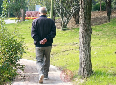 對(duì)于中老年人，適當(dāng)用澤瀉煎湯飲服既可清濕熱、利小便