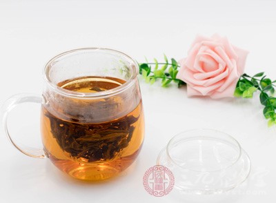 若把柚皮拿來和紅茶一起煮，然后飲用的話，則可以紓解發(fā)汗