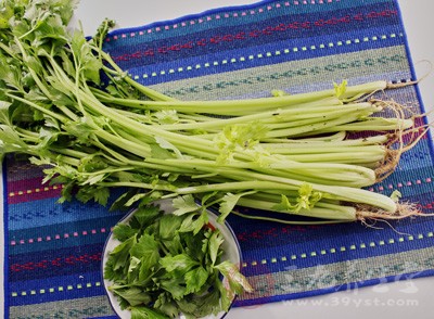 白粥米飯配芹菜香干