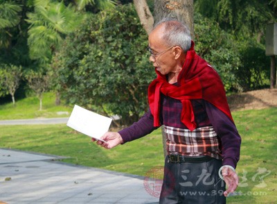 一般而言，40至45岁的人，老花眼镜的度数约在100至150度