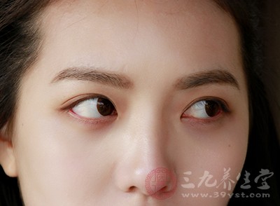 眼睛红血丝怎么回事 这7种方法教你消除眼睛红