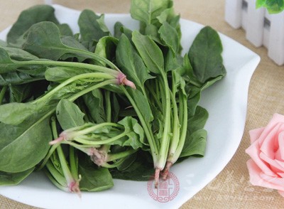 菠菜是健腦的蔬菜，它價(jià)格比較便宜