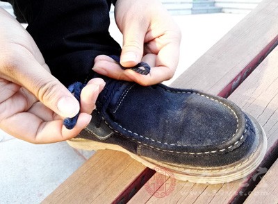 从鞋子磨损看健康状况 这种磨损要小心关节炎