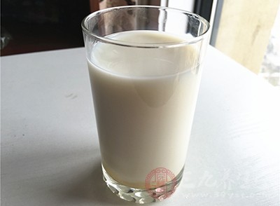 牛奶中的乳清对面部皱纹有消除作用