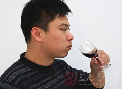 飲酒后易出現(xiàn)心慌、氣短、面頰紅燥等反應