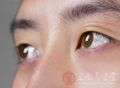 人们往往会感到眼睛发涩，视力模糊，这都是眼睛干眼症的症状