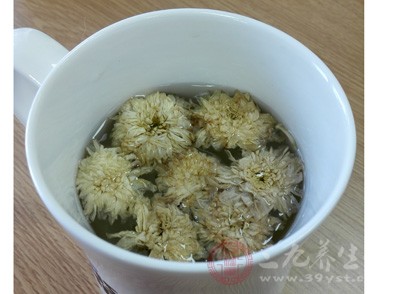 多喝菊花茶能夠幫助人體對(duì)抗多重病毒