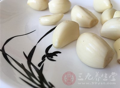 產(chǎn)后喝一種非洲產(chǎn)的大蒜和生姜制成的茶，主要添加了香辛料的成分，對(duì)加速新陳代謝和消除脂肪都有不錯(cuò)的效果