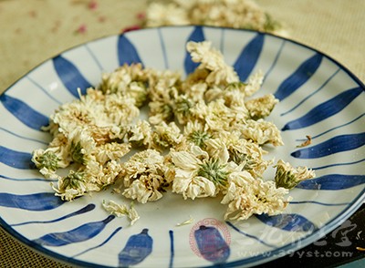 菊花茶味甘、苦，性微寒。可疏散風熱，清肝明目，清熱解毒，平降肝陽