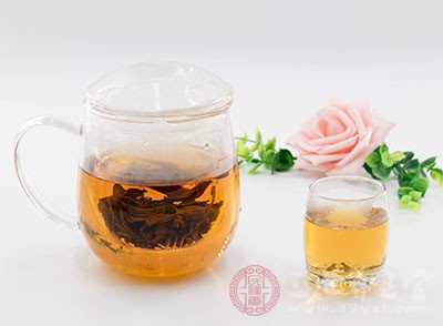 红茶的抗菌力强，用红茶漱口可防滤过性病毒引起的感冒