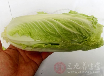 將大白菜幫洗凈，切成細(xì)絲，加些食醋