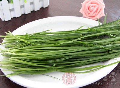 所以这段时间内还要尽量避免食用芹菜、韭菜、茼蒿等粗纤维食物