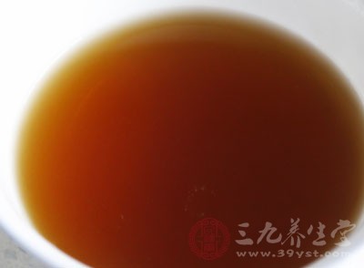 比如像生姜紅糖茶、山楂湯飲等，都可以緩解腹脹