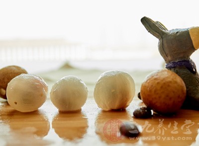 多吃青菜、水果和富含纤维素的食物