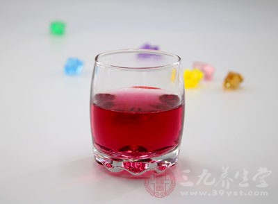 果汁和水果的酸性和牛奶酪蛋白結(jié)合會發(fā)生凝結(jié)沉淀