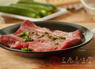 牛排和胡椒以及香辛料一起烹調(diào)，滋味鮮美，肉質(zhì)鮮嫩