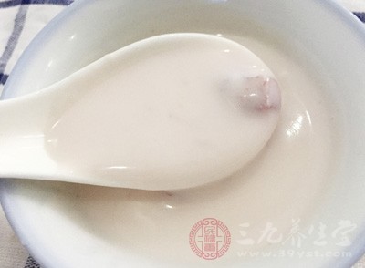 酸奶中含有的乳酸菌能够增加肠道的有益菌群