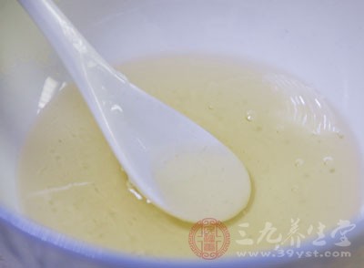 半小匙蜂蜜調(diào)勻后作額頭的營(yíng)養(yǎng)面膜