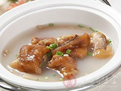 　厭食癥患者沒(méi)有及時(shí)的進(jìn)食，導(dǎo)致嚴(yán)重貧血