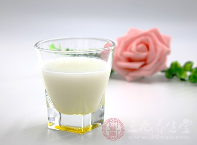 把牛奶混合物倒进去,轻轻拌匀 把牛奶混合物倒进去,轻轻拌匀