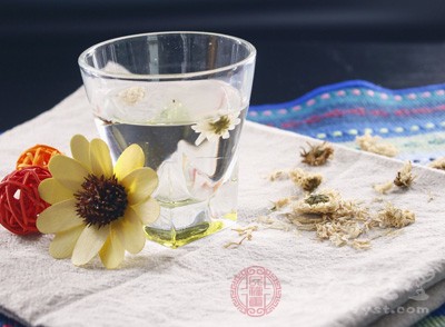 每天可適當(dāng)飲綠茶、菊花茶