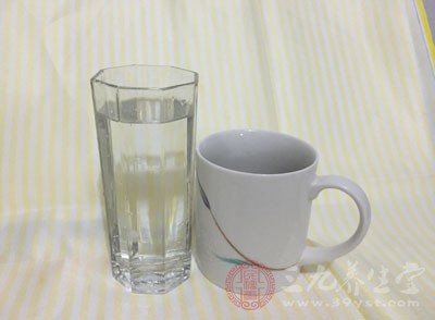 餐前20分钟喝一大杯水或淡茶