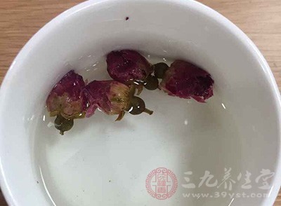 每次取3-5朵的玫瑰放到杯里，用熱水沖泡著喝